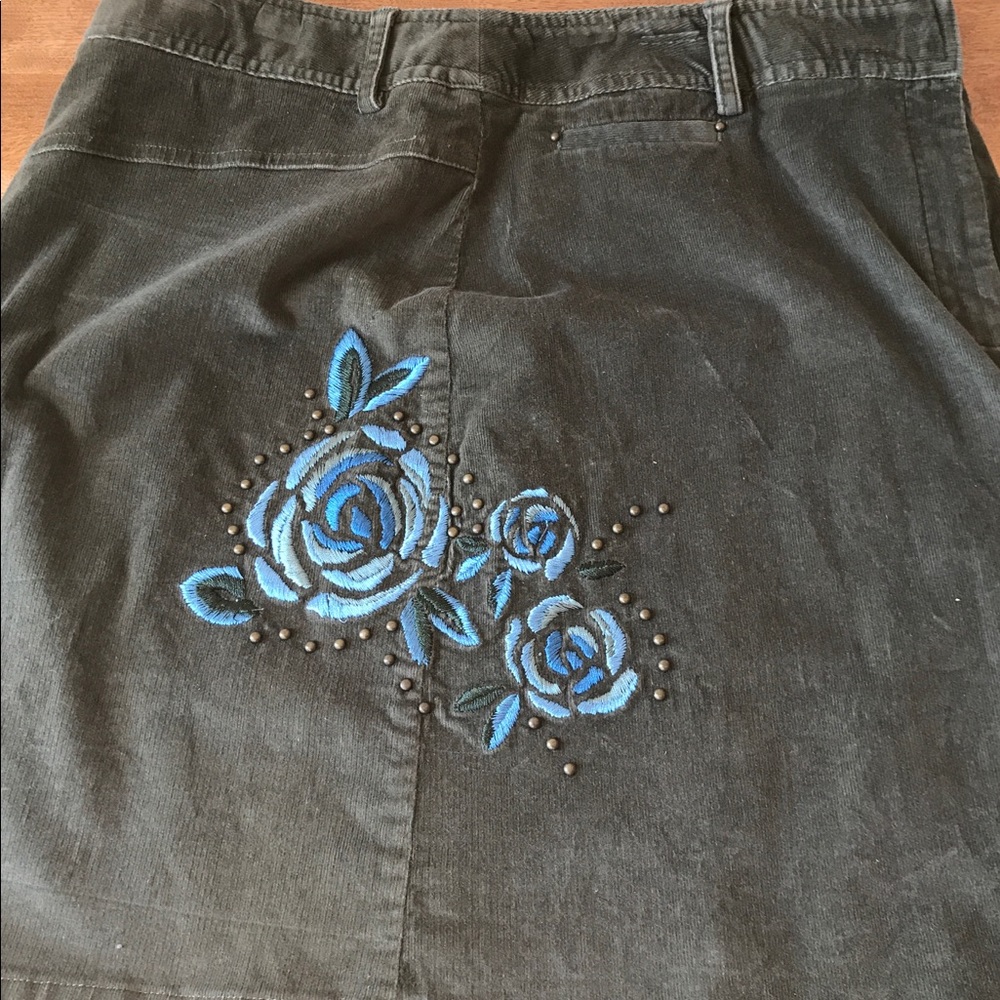 Green Corduroy Skirt with Flower Embroidery - Picture 6 of 7
